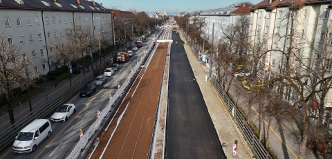 Fürstenrieder Straße: Ostfahrbahn befahrbar, Bus hält wieder in beide Richtungen an der Aindorferstraße